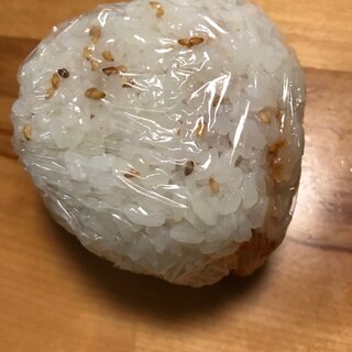 スパムのケチャップ炒め入り白ごまおむすび